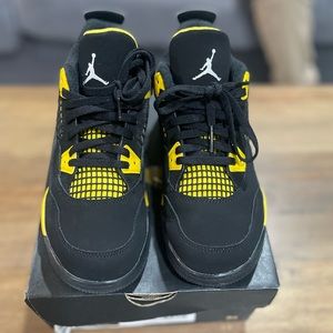 Jordan 4 Thunder Preschool size 2.5Y..Excellent Used Condition